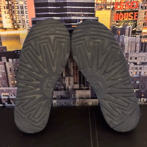 Kids Ugg Tasman slipper size 4 good condtion - Picture 3 of 7